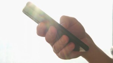 Cep telefonu tutan adam uygulamayı kullanarak ekran kaydırma sayfasına dokunuyor. Akıllı telefon cep telefonu aygıtı ellerinde. İnternet haber içeriği uygulamaları cep telefonu bağımlılığı kavramı