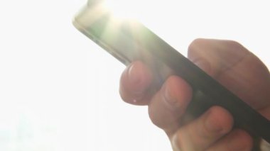 Cep telefonu tutan adam uygulamayı kullanarak ekran kaydırma sayfasına dokunuyor. Akıllı telefon cep telefonu aygıtı ellerinde. İnternet haber içeriği uygulamaları cep telefonu bağımlılığı kavramı