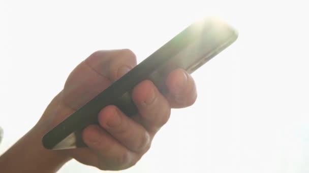 Man Hand Holding Mobiele Telefoon Touch Screen Typen Scroll Pagina — Stockvideo