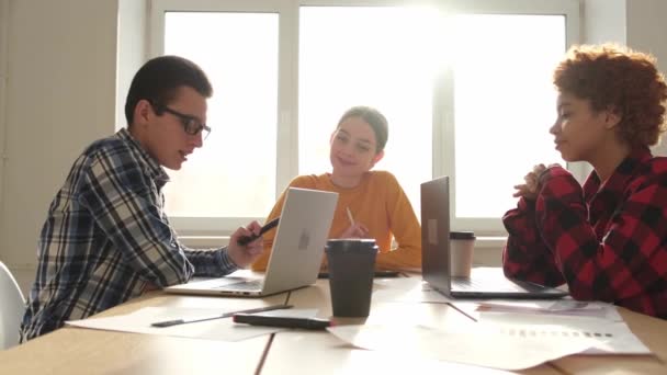 Yerindeki Ekip Toplantısı Yaratıcı Ofiste Birlikte Çalışan Bir Grup Genç — Stok video