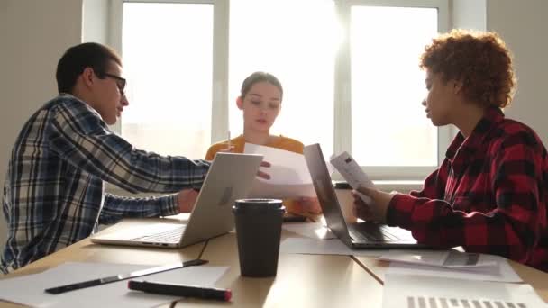 Csapat Munkaügyi Megbeszélésen Fiatal Üzletemberek Csoportja Akik Együtt Dolgoznak Kreatív — Stock videók