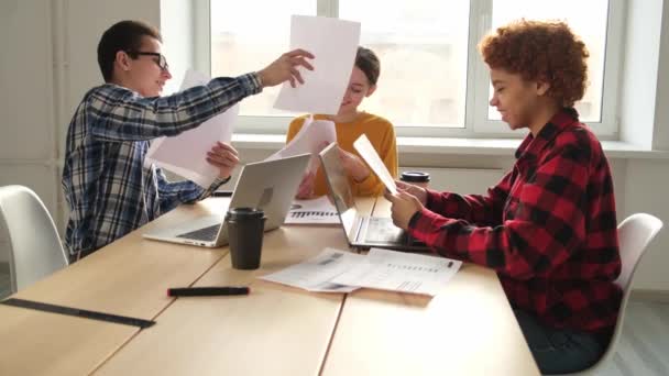 Equipo Reunión Oficina Trabajo Grupo Jóvenes Empresarios Que Trabajan Juntos — Vídeos de Stock