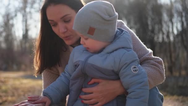 Gelukkige Familie Buiten Moeder Kind Wandeling Het Park Mam Speelt — Stockvideo