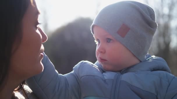 Szczęśliwej Rodziny Świeżym Powietrzu Matka Obejmująca Swoje Dziecko Świeżym Powietrzu — Wideo stockowe