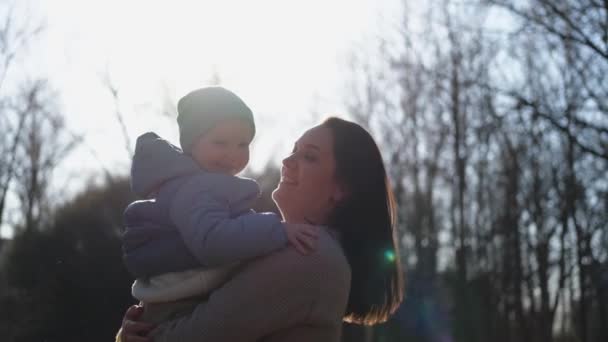 Szczęśliwej Rodziny Świeżym Powietrzu Matka Obejmująca Swoje Dziecko Świeżym Powietrzu — Wideo stockowe
