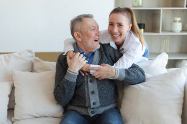 Mutlu bir aile. Büyümüş kızını önemseyen, sevgi dolu yaşlı bir babaya sarılan. Dedeni kucaklayan genç bir kadın tatlı bir bağın tadını çıkarıyor. Aile nesilleri evde bir arada. Aile zamanı sevgi ve ilgi