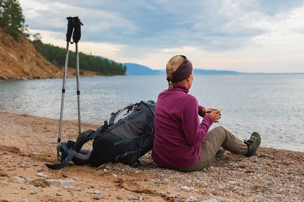 Pěší Turistika Dobrodružství Backpacker Žena Odpočívá Turistice Při Pohledu Krásný — Stock fotografie