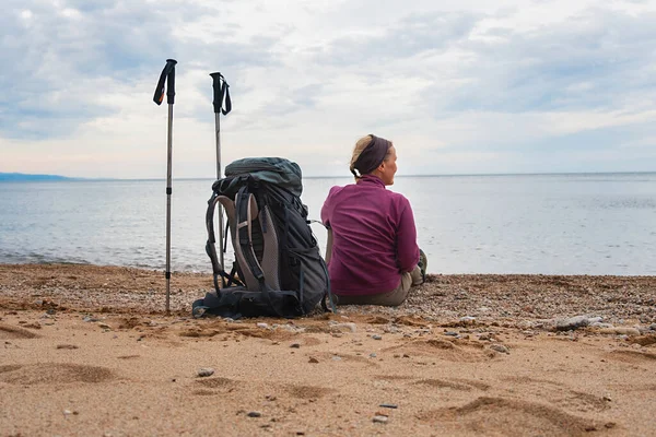 Pěší Turistika Dobrodružství Backpacker Žena Odpočívá Turistice Při Pohledu Krásný — Stock fotografie