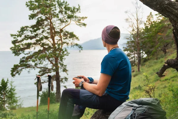 Turistika Horolezectví Dobrodružství Útesu Backpacker Muž Odpočívá Turistice Při Pohledu — Stock fotografie