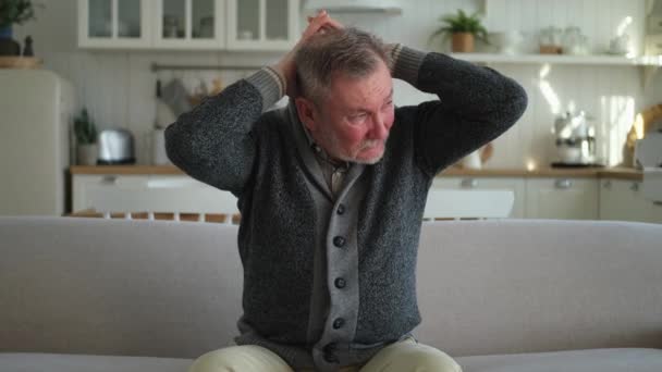 집에서 문질러 사원에서 성숙한 할아버지 스트레스 머리에 통증을 느끼는 — 비디오