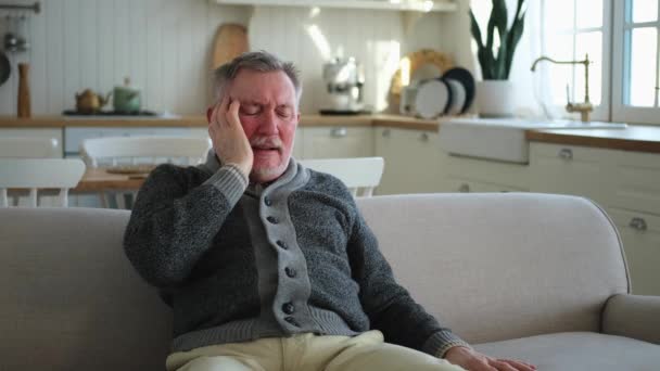 Kopfschmerzen Unzufriedener Älterer Herr Mittleren Alters Der Unter Kopfschmerzen Leidet — Stockvideo