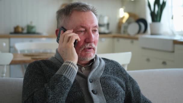 Glad Medelålders Äldre Man Talar Smartphone Med Familj Vänner Äldre — Stockvideo