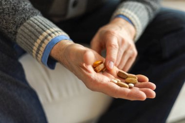 Haplı eller. Son sınıf öğrencisi ellerinde ilaç tutuyor. Olgun yaşlı büyükbaba ilaç tedavisi hapları alıyor vitamin. Yaş reçeteli ilaç sağlık tedavisi kavramı