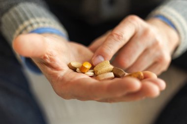Haplı eller. Son sınıf öğrencisi ellerinde ilaç tutuyor. Olgun yaşlı büyükbaba ilaç tedavisi hapları alıyor vitamin. Yaş reçeteli ilaç sağlık tedavisi kavramı