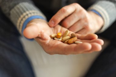Haplı eller. Son sınıf öğrencisi ellerinde ilaç tutuyor. Olgun yaşlı büyükbaba ilaç tedavisi hapları alıyor vitamin. Yaş reçeteli ilaç sağlık tedavisi kavramı