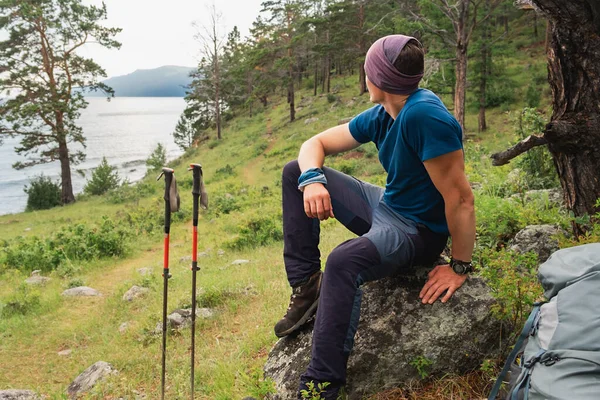 Turistika Horolezectví Dobrodružství Útesu Backpacker Muž Odpočívá Turistice Při Pohledu — Stock fotografie