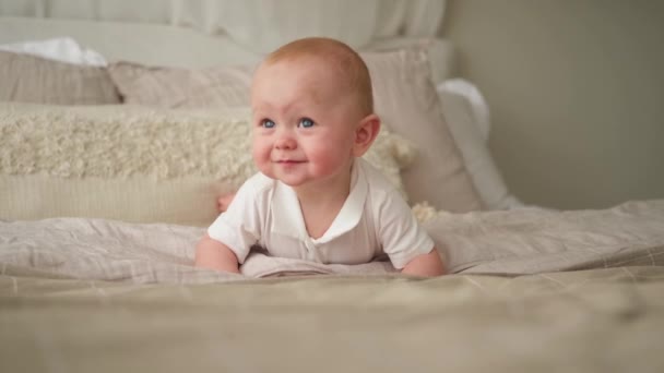 Ευτυχισμένο Μωρό Χαριτωμένο Νεογέννητο Κορίτσι Χαμογελαστό Πρόσωπο Σέρνεται Στο Κρεβάτι — Αρχείο Βίντεο