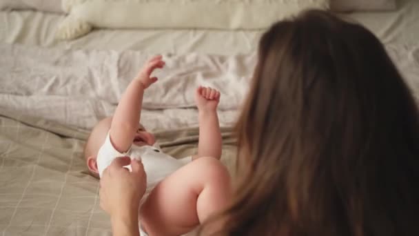 Família Feliz Casa Mãe Brincando Com Criança Cama Mãe Bebê — Vídeo de Stock