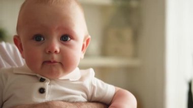 Mutlu bebek. Evinde gülen yüzlü, yeni doğmuş şirin bir kız. Baba, kucağında küçük bir kız çocuğu tutuyor. Ebeveyn kollarında bir bebek. Ebeveynlik mutlu çocuk bakımı konsepti