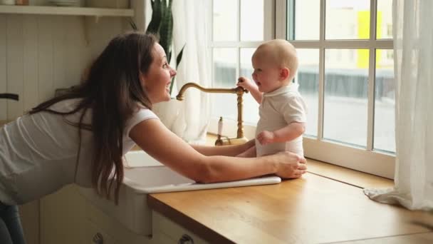 Evde Mutlu Bir Aile Anne Mutfakta Küçük Bebekle Oynuyordu Anne — Stok video
