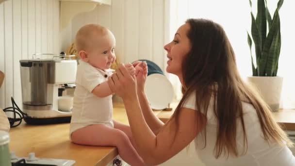 Familia Feliz Casa Madre Jugando Con Niño Pequeño Cocina Mamá — Vídeos de Stock