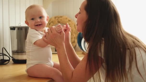 Счастливая Семья Дома Мама Играет Малышом Кухне Мама Ребенок Расслабиться — стоковое видео