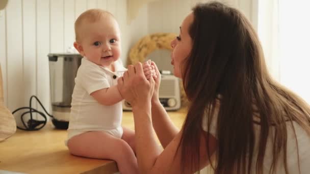 Família Feliz Casa Mãe Brincando Com Criança Cozinha Mãe Bebê — Vídeo de Stock
