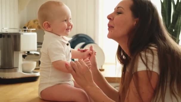 Lycklig Familj Hemma Mor Leker Med Ett Litet Barn Köket — Stockvideo