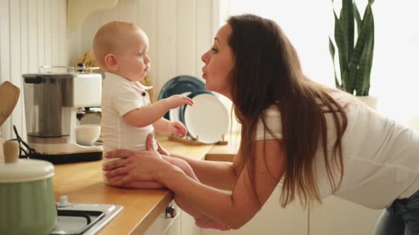 Onnellinen Perhe Kotona Äiti Leikkii Pikkulapsen Kanssa Keittiössä Äiti Kulta — kuvapankkivideo