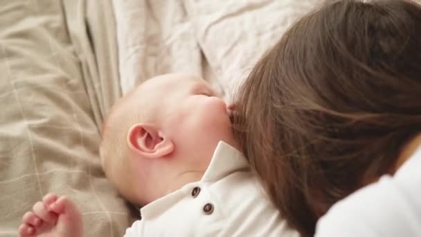 Szczęśliwa Rodzina Domu Matka Bawiąca Się Małym Dzieckiem Łóżku Mama — Wideo stockowe