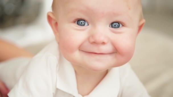 Ευτυχισμένο Μωρό Χαριτωμένο Νεογέννητο Κορίτσι Χαμογελαστό Πρόσωπο Σέρνεται Στο Κρεβάτι — Αρχείο Βίντεο