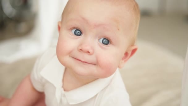 Glückliches Baby Nettes Kleines Neugeborenes Mädchen Mit Lächelndem Gesicht Das — Stockvideo