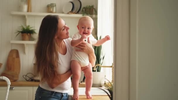 Щаслива Родина Вдома Мати Тримає Маленьку Доньку Малюка Мама Маленька — стокове відео