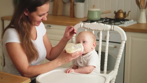 Famiglia Felice Casa Madre Che Alimenta Piccolo Bambino Bottiglia Cucina — Video Stock