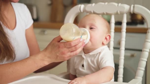 Família Feliz Casa Mãe Alimentando Criança Pequena Criança Garrafa Cozinha — Vídeo de Stock