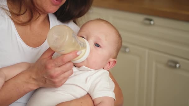 Evde Mutlu Bir Aile Anne Kucağında Küçük Bir Bebek Sütü — Stok video