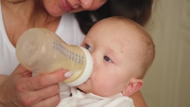 Šťastná Rodina Doma Matka Drží Malé Batole Které Krmí Mléko — Stock video