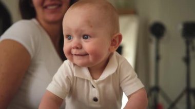 Mutlu bebek. Yatak odasındaki kanepede sürünen gülümseyen yeni doğmuş tatlı kız. Duygusal bebek gülümsemesi evdeki kanepede dinleniyor. Annelik mutlu çocuk bakımı konsepti