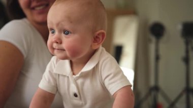Mutlu bebek. Yatak odasındaki kanepede sürünen gülümseyen yeni doğmuş tatlı kız. Duygusal bebek gülümsemesi evdeki kanepede dinleniyor. Annelik mutlu çocuk bakımı konsepti