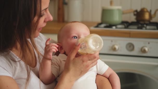 Szczęśliwa Rodzina Domu Matka Trzyma Małe Dziecko Karmiące Dziecko Mlekiem — Wideo stockowe