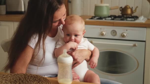 Keluarga Bahagia Rumah Ibu Memegang Anak Balita Kecil Ibu Dan — Stok Video