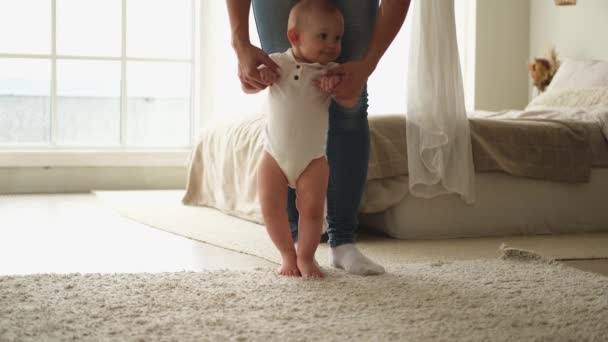 Bebisutveckling Liten Flicka Som Tar Första Stegen Hemma Mor Håller — Stockvideo