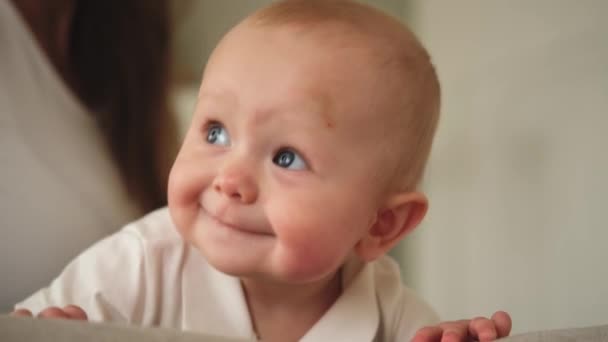 Счастливого Ребенка Милая Маленькая Новорожденная Девочка Улыбающимся Лицом Ползает Диване — стоковое видео