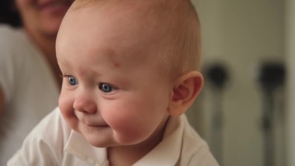 Szczęśliwe Dziecko Urocza Noworodka Uśmiechniętą Twarzą Czołgająca Się Kanapie Sypialni — Wideo stockowe