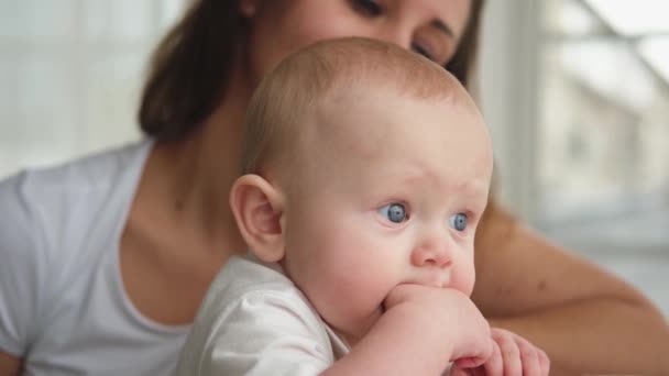 Lycklig Familj Hemma Mor Med Liten Småbarnsdotter Mamma Och Nyfödd — Stockvideo