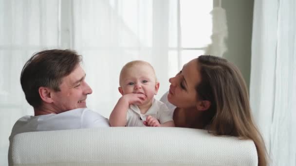 Щаслива Родина Вдома Мати Батько Тримає Маленьку Дитину Мама Тато — стокове відео