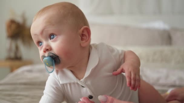 Gelukkige Baby Schattig Klein Pasgeboren Meisje Met Een Lachend Gezicht — Stockvideo