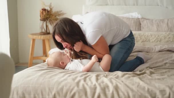 Gelukkig Gezin Thuis Moeder Spelen Met Kleine Peuter Kind Bed — Stockvideo