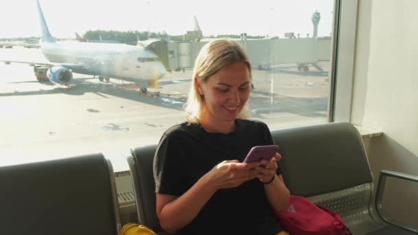 Αεροσταθμός Γυναίκα Περιμένει Την Πτήση Χρησιμοποιώντας Smartphone Κορίτσι Κινητό Τηλέφωνο — Αρχείο Βίντεο