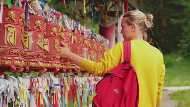 Osoba Pielgrzym Kobieta Dotyka Obracając Kręcące Się Buddyjskie Koło Modlitewne — Wideo stockowe